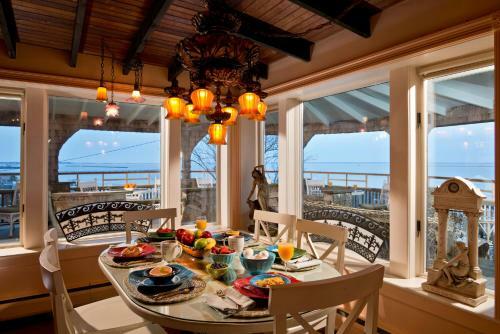 Posada Land's End Inn