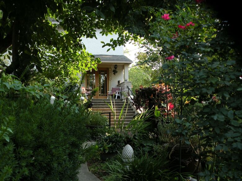 Bed & Breakfast All Seasons Inn