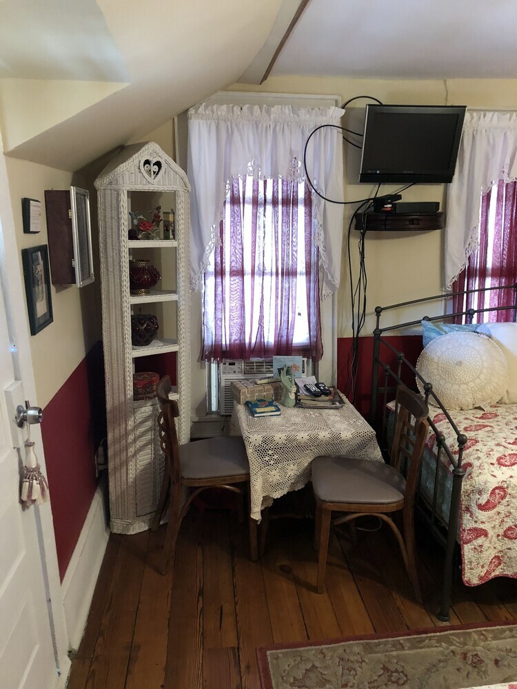 Bed & Breakfast All Seasons Inn