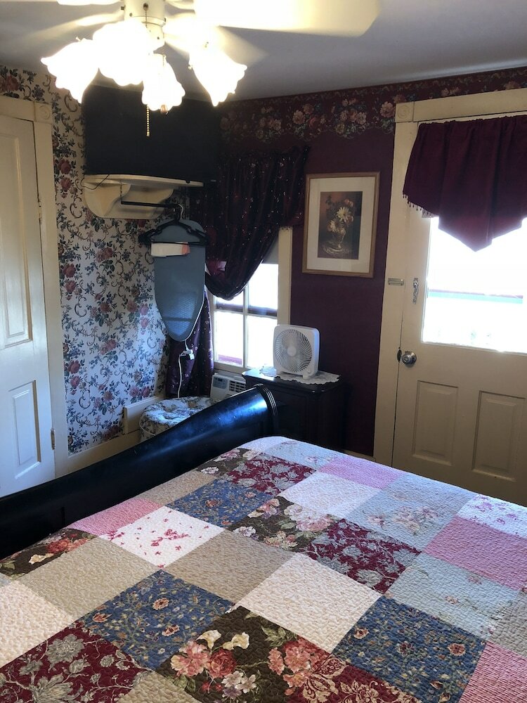 Bed & Breakfast All Seasons Inn