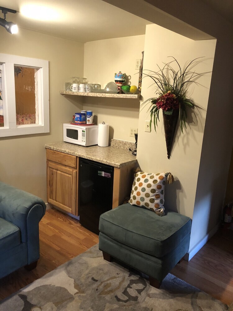 Bed & Breakfast All Seasons Inn