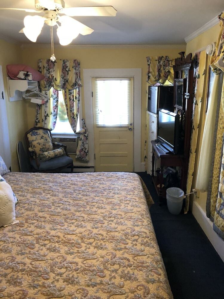 Bed & Breakfast All Seasons Inn