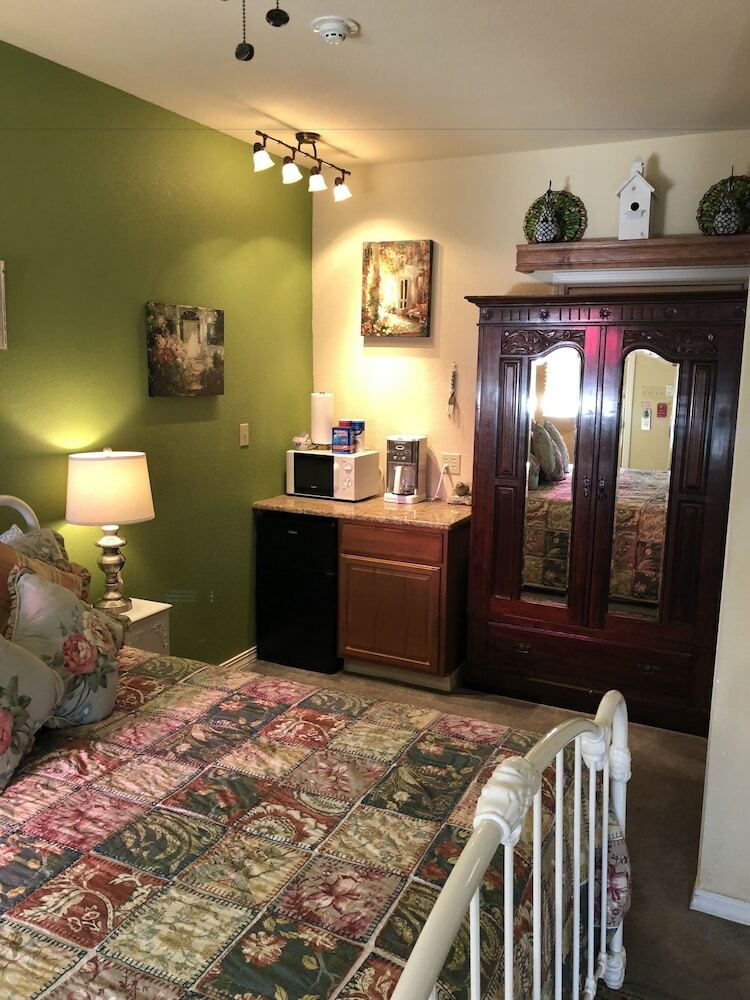 Bed & Breakfast All Seasons Inn