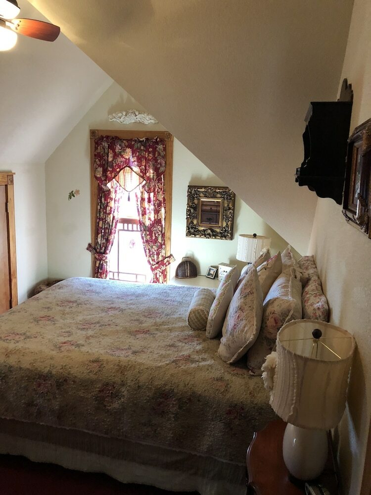 Bed & Breakfast All Seasons Inn