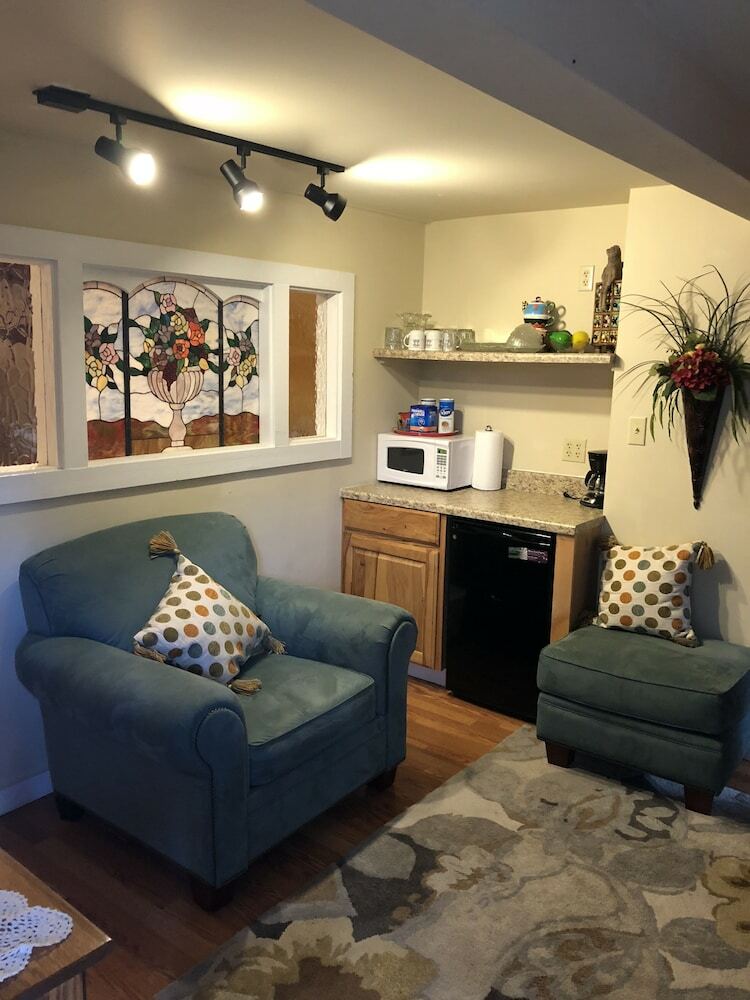 Bed & Breakfast All Seasons Inn