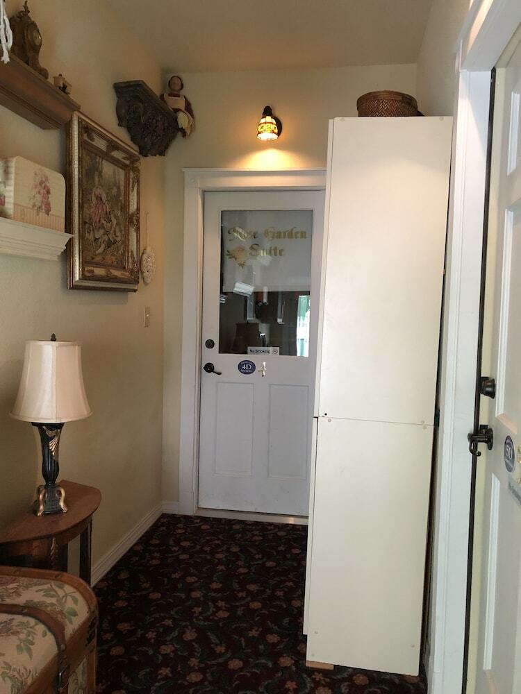 Bed & Breakfast All Seasons Inn