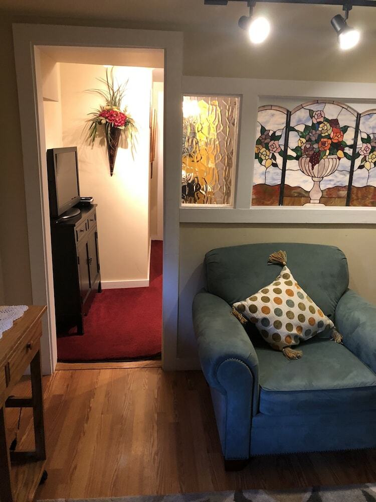 Bed & Breakfast All Seasons Inn