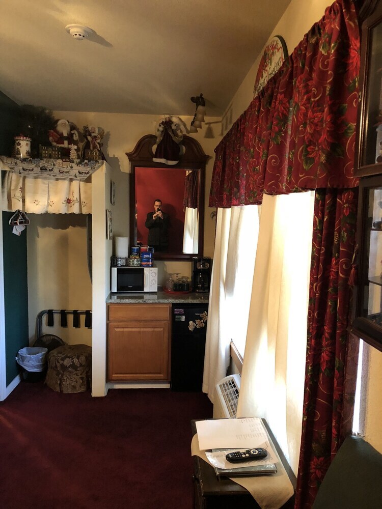 Bed & Breakfast All Seasons Inn
