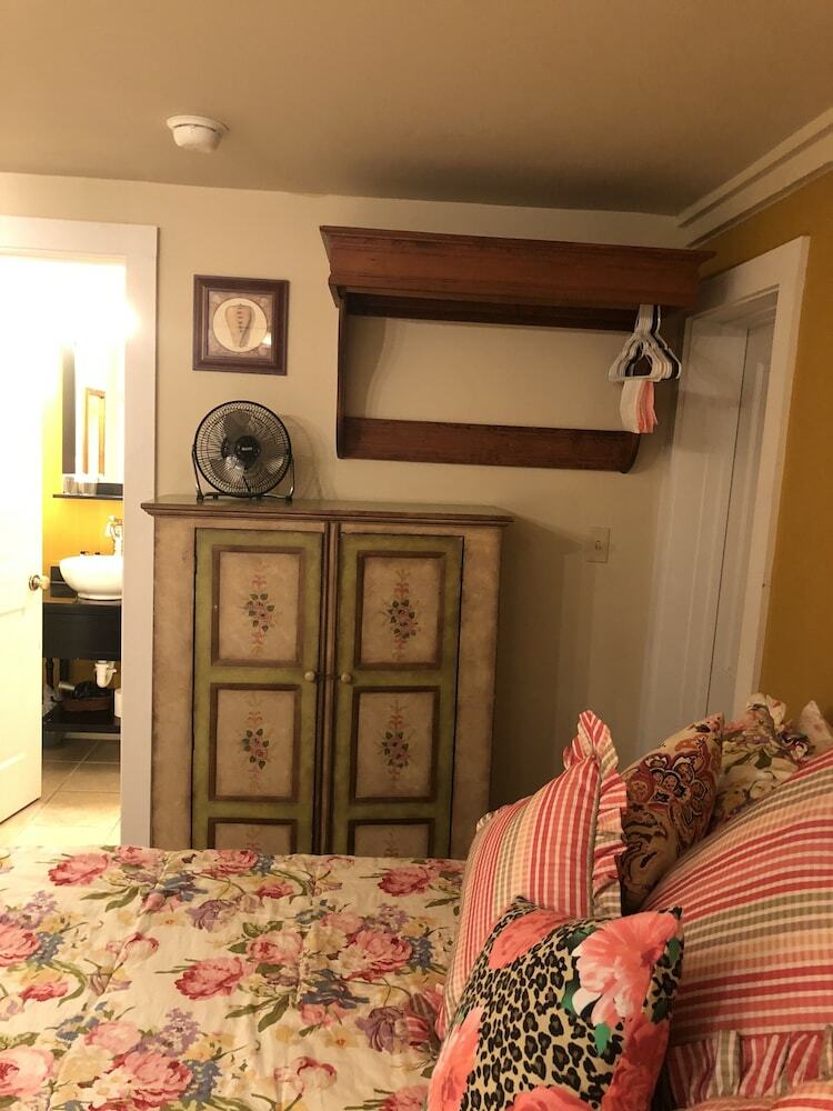 Bed & Breakfast All Seasons Inn