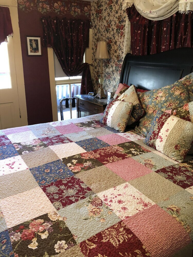 Bed & Breakfast All Seasons Inn
