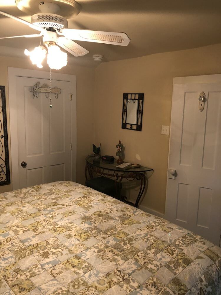 Bed & Breakfast All Seasons Inn