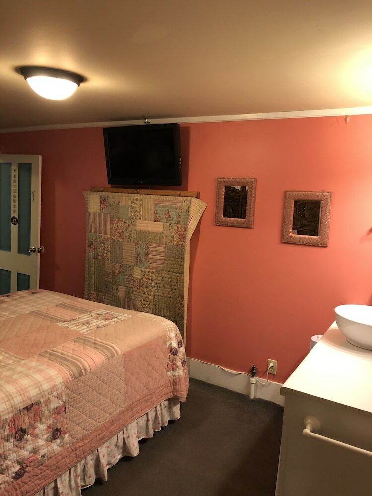 Bed & Breakfast All Seasons Inn
