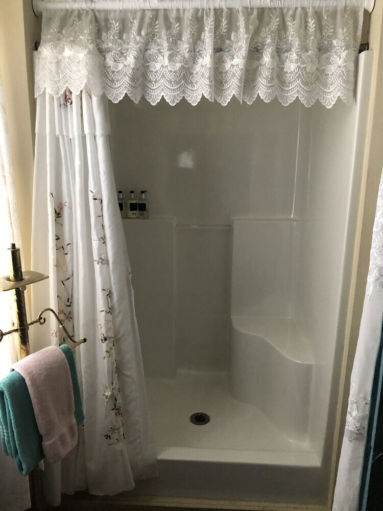 Bed & Breakfast All Seasons Inn