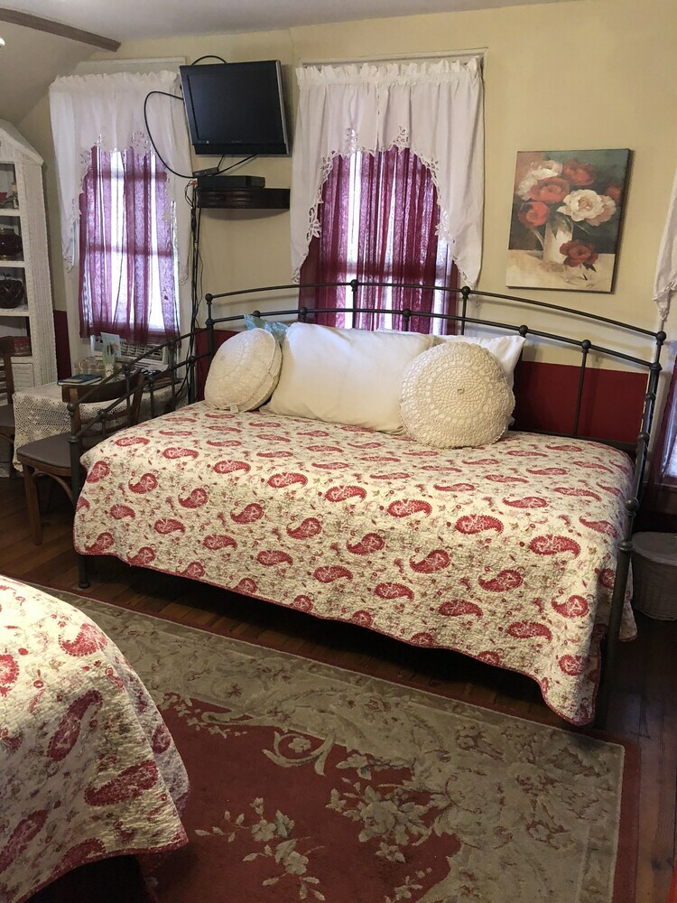 Bed & Breakfast All Seasons Inn