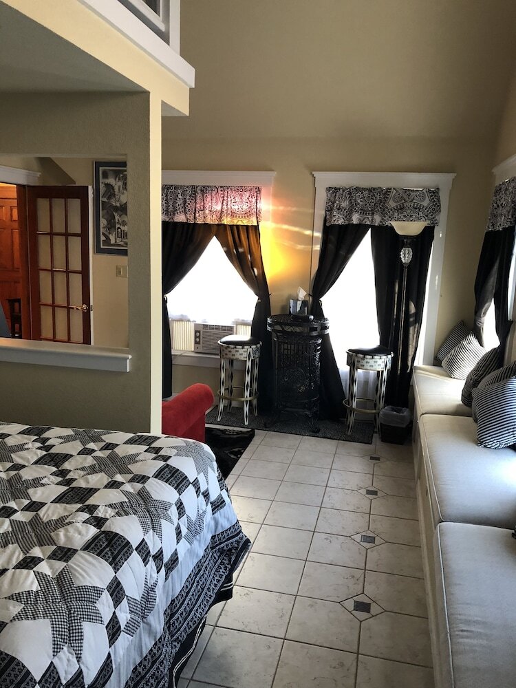 Bed & Breakfast All Seasons Inn