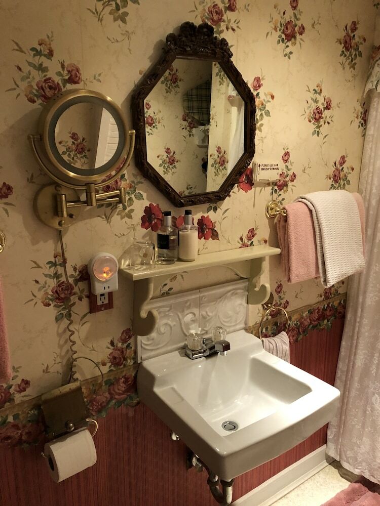 Bed & Breakfast All Seasons Inn
