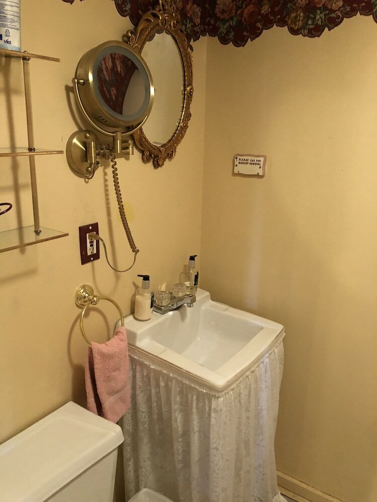 Bed & Breakfast All Seasons Inn