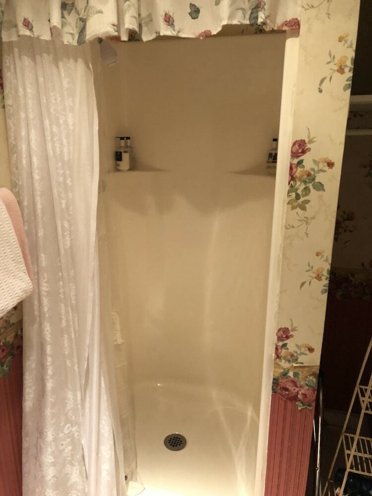 Bed & Breakfast All Seasons Inn