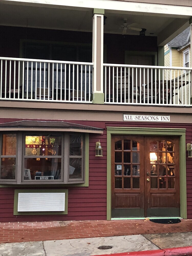 Bed & Breakfast All Seasons Inn