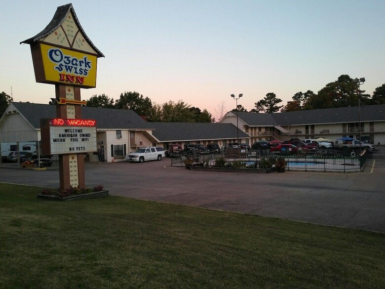 Motel Ozark Swiss Inn