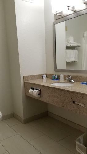 Holiday Inn Express Hotel & Suites Omaha West