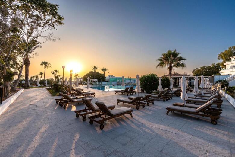 Hotel Adelais Bay