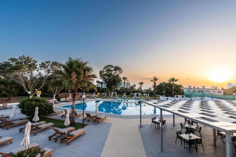 Hotel Adelais Bay