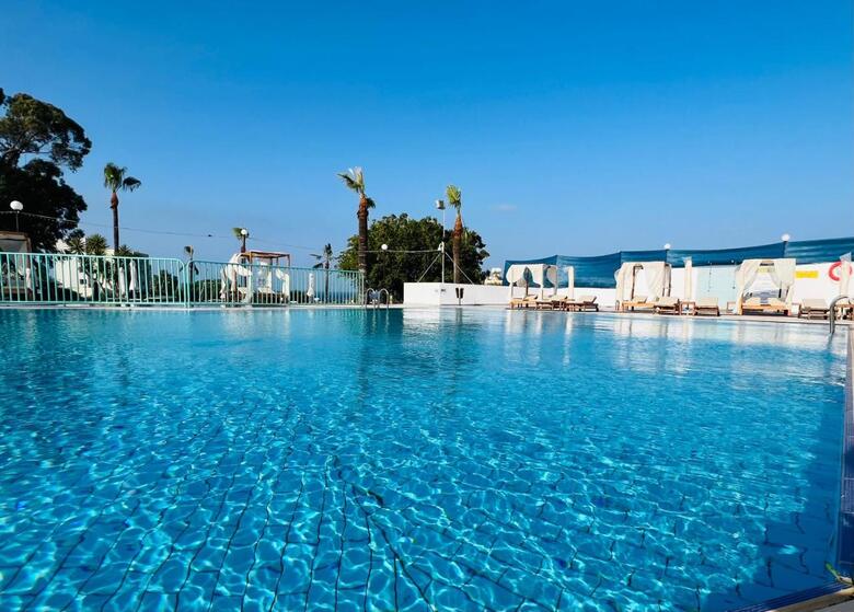 Hotel Adelais Bay