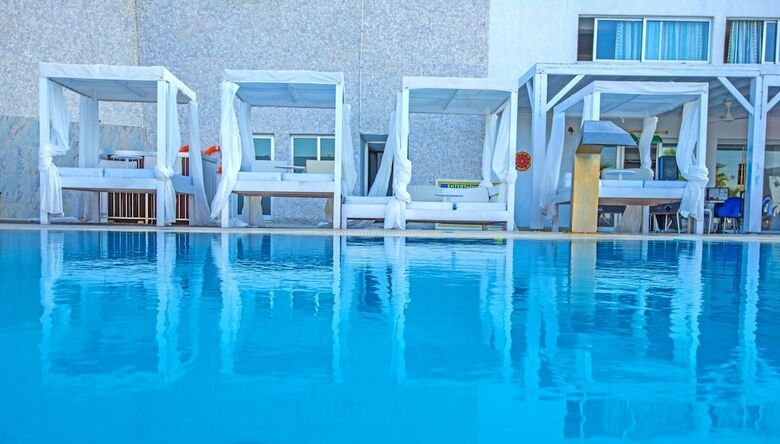Hotel Silver Sands(.)