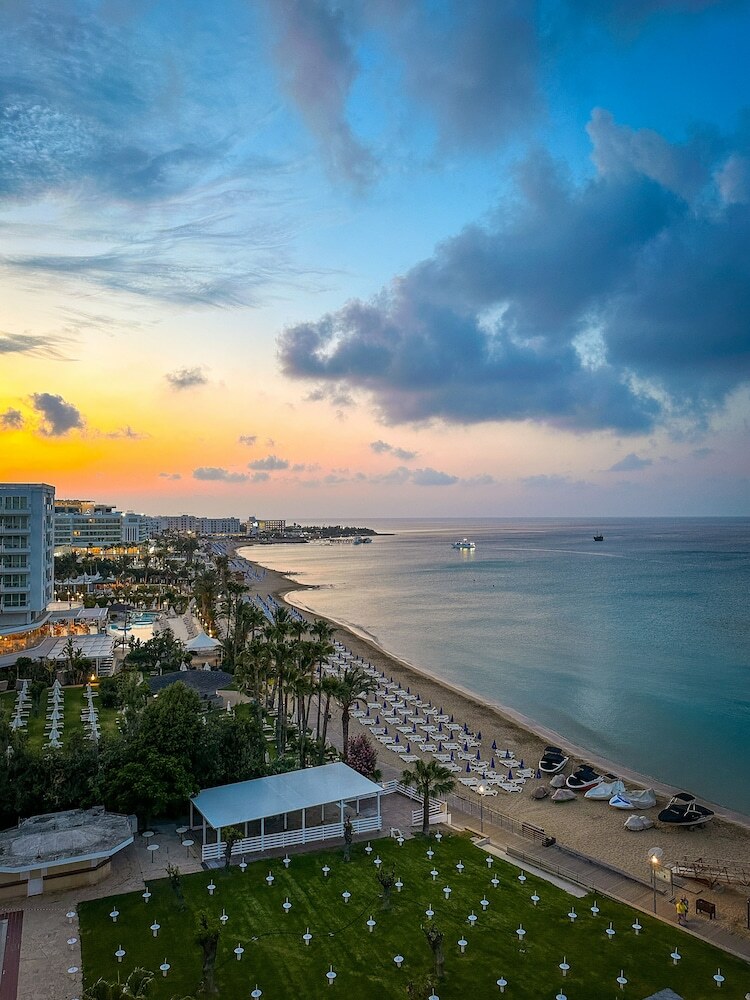 Hotel Silver Sands(.)