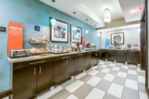 Hotel Hampton Inn West