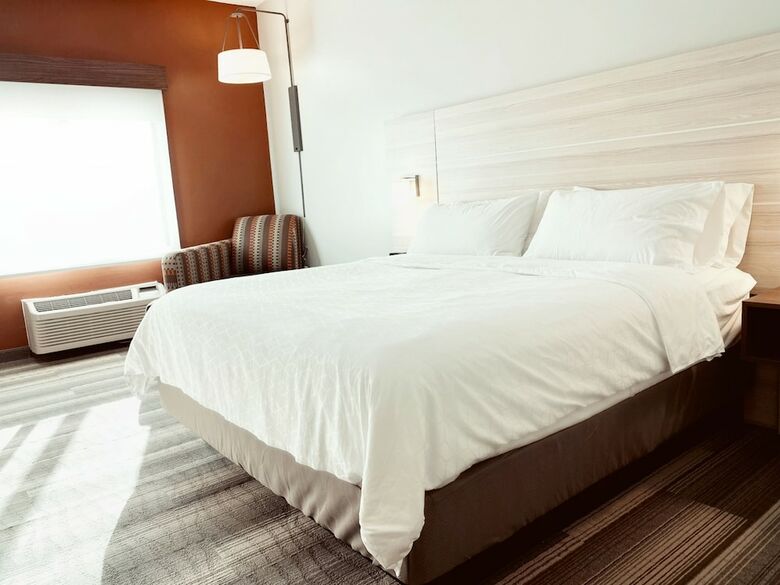 Holiday Inn Express Hotel & Suites Logansport