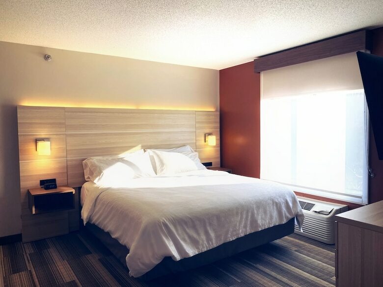 Holiday Inn Express Hotel & Suites Logansport