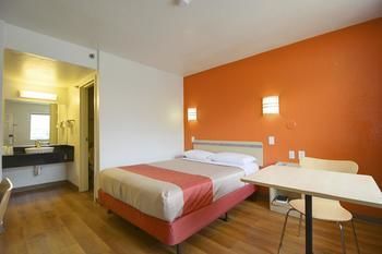 Motel 6 Lantana