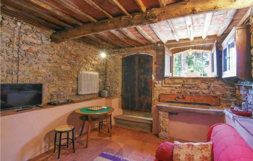 Two-bedroom Holiday Home In Castelvecchio Di Comp.
