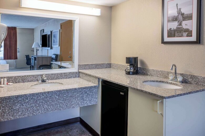 Hotel Ramada By Wyndham Rome - Verona