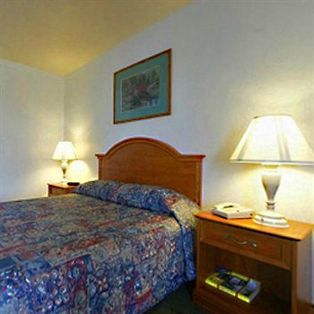 Magnuson Camelot Hotel