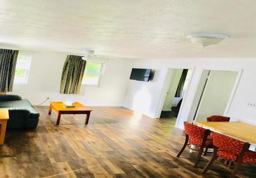 Exit 5 Motel & Cottages