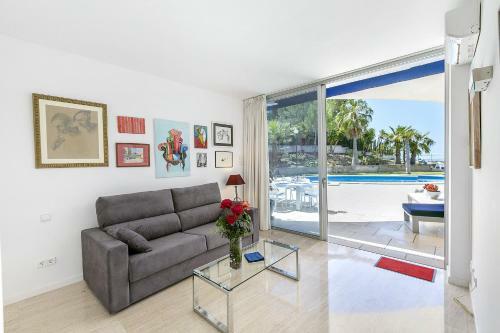 Villa Bay Blue, By Priority