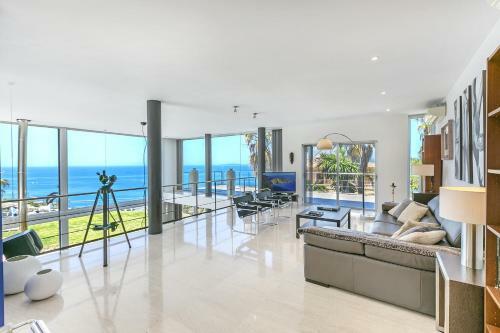 Villa Bay Blue, By Priority