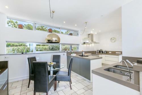 Villa Bay Blue, By Priority