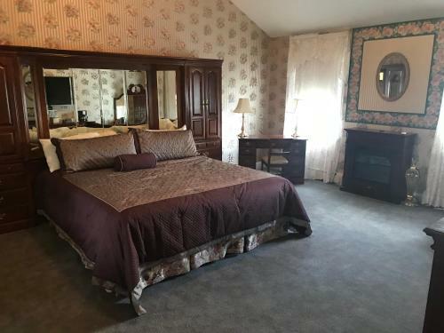 Longhouse Manor B&B