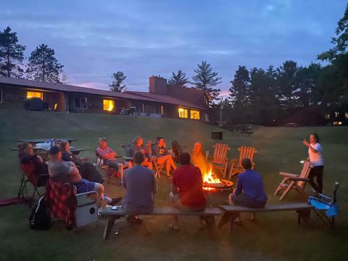 Hotel Hiawatha Lodge Inn