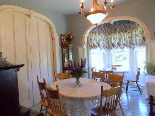 Posada Deer Island Inn