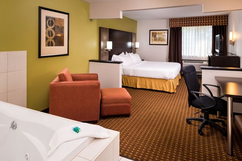 Holiday Inn Express Hotel & Suites Bucyrus