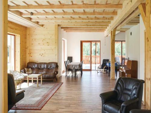 Eight-bedroom Holiday Home In Partizanska Lupca