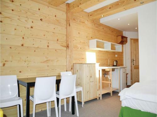 Eight-bedroom Holiday Home In Partizanska Lupca