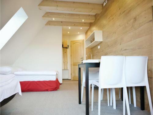 Eight-bedroom Holiday Home In Partizanska Lupca
