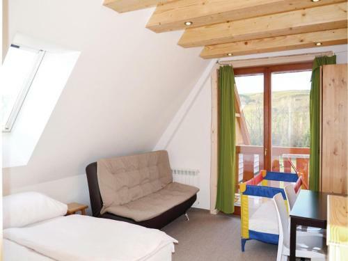 Eight-bedroom Holiday Home In Partizanska Lupca