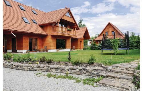 Eight-bedroom Holiday Home In Partizanska Lupca